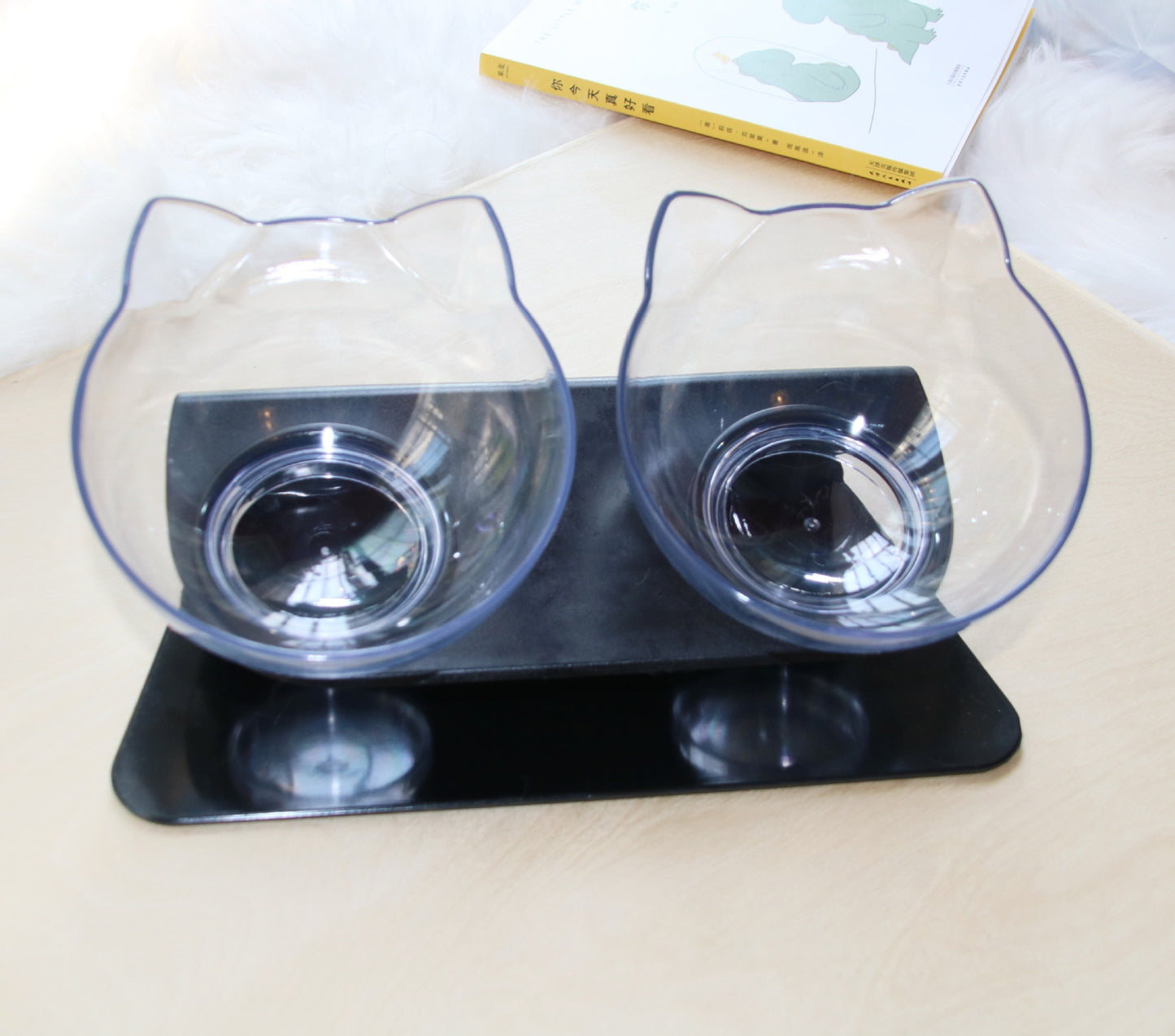 Transparent cat food bowl with a cute cat head design, perfect for pets. Ideal for easy cleaning and eco-friendly use.