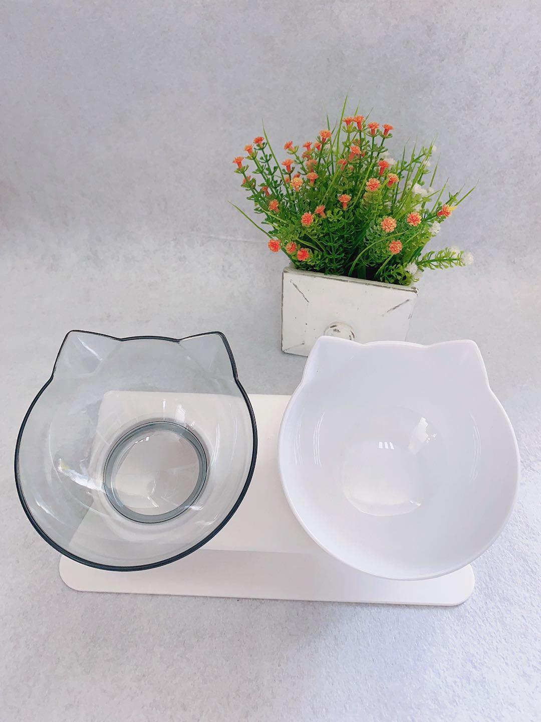 Transparent cat food bowl featuring a fun cat head design, perfect for pets from [Store Name]. Easy to clean!