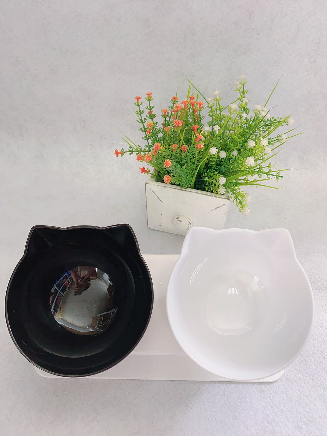 Stylish Cat Food Bowl in transparent cat head design; easy to clean, perfect for pets at [Store Name].